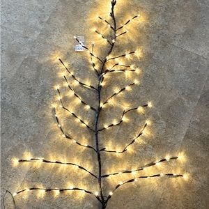 Lighted wall tree